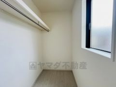 収納力豊富なウォークインクローゼット。洋服や小物などを1箇所にまとめて美しい収納を実現します。
