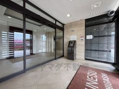 オートロック完備で防犯性も安心。 タッチキーで開錠できます。 日中は管理人が常駐しておりセキュリティが安心です＾＾