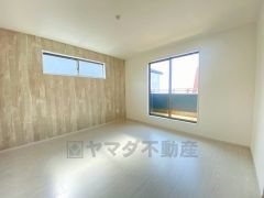 デザインクロスが2階洋室の雰囲気を上品に仕上げています。いつもと違う雰囲気のお部屋をお楽しみください。