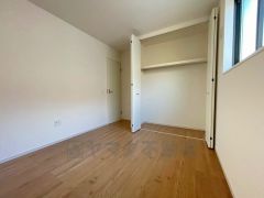 木目調のシンプルデザインで落ち着きと安らぎの空間に仕上げています。各部屋に収納が完備されているので、お荷物が多くなっても安心の設計です。