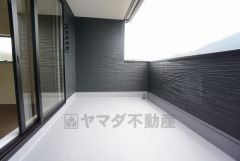 南側に面した大型のバルコニーは日当たり良好です。お洗濯物も気持ちよく干せそうです。 テーブルとイスを置いてカフェタイムや日光浴、星を眺めたりも良いですね^^