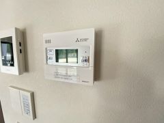 キッチン横に給湯器リモコンを設置していますので、忙しい時間帯でもスイッチ一つでお風呂の用意ができますよ＾＾