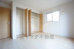 住む人のこだわりを活かす洋室＾＾日当たりがよく、寝室としての利用もおすすめ。広めのクローゼットもあり荷物もすっきり片付けれ、ゆとりのある暮らしが出来ます＾＾