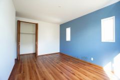 デザインクロスが2階洋室の雰囲気を上品に仕上げています。いつもと違う雰囲気のお部屋をお楽しみください。