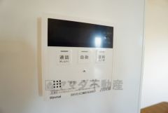 キッチン横からお湯張り、追い炊き、足し湯がボタン一つで楽々操作できる給湯機リモコンです＾＾忙しい夕飯の準備の時間帯に重宝しますね。