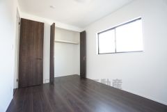 暖かい日差しが差し込む洋室。たっぷり収納できるクローゼット付きでお部屋の中をすっきりと快適に保てます。