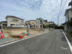 前面道路は南側約6ｍ。車の離合もスムーズです＾＾ コンビニ徒歩6分。スーパー徒歩10分。 周辺環境が充実。