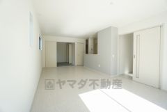 家族が集まる開放的なリビング。約19帖の大空間で毎日のお食事が楽しみです＾＾思い思いの時間を過ごしたり、家族みんなで食事をしたり、素敵な団らんの場になりますね。