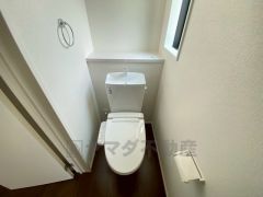 温水洗浄機付トイレです。節水機能もあるので、安心して使えますね。