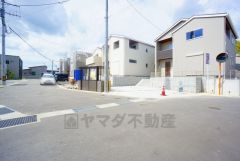 前面道路は約6ｍと駐車がスムーズにできます＾＾ 居住者のみの通行で交通量が少なく小さなお子様がいるご家庭も安心です＾＾