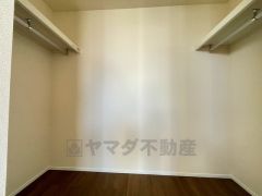 収納力豊富なウォークインクローゼット付き。洋服や小物などを1箇所にまとめて美しい収納を実現します。