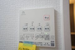 雨の日の洗濯も安心できる浴室暖房乾燥機付き浴室。リモコンで操作もボタン1つで簡単。 浴室暖房乾燥機には、暖房、乾燥、涼風、換気の4つの機能が付いています。タイマー付きです。