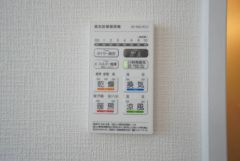 雨の日の洗濯も安心できる浴室暖房乾燥機付き浴室。リモコンで操作もボタン1つで簡単。 浴室暖房乾燥機には、暖房、乾燥、涼風、換気の4つの機能が付いています。タイマー付きです。