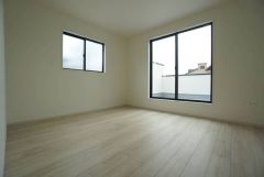 主寝室としてお使いいただけそうなこちらのお部屋は、日当たりが良く、爽やかな風を感じて起きる朝は、快適生活の始まりに。