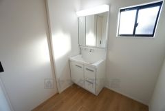 同仕様写真。鏡の後ろはたっぷりの収納スペースを確保。歯みがきセットや化粧品などいつでもスッキと片付けることができます。