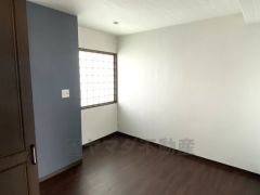 明るい洋室です。ナチュラル色のフローリングで開放的な優しい雰囲気になっています＾＾ベッドや机、ＴＶを置いてもゆとりのある広さです。