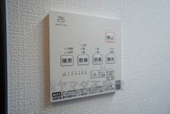 雨の日の洗濯も安心できる浴室暖房乾燥機付き浴室。リモコンで操作もボタン1つで簡単。