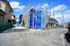 前面道路は約6ｍと広く、駐車がスムーズにできます＾＾ カースペースは停めやすい並列駐車2台付きです。