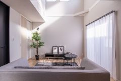 大きな窓のあるリビングは、陽光あふれる明るい空間です。居心地良く、ご家族皆がゆったりくつろげる憩いの空間となりそうです。