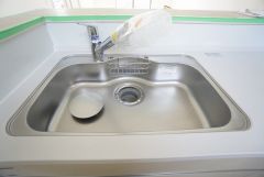 広々とした凸型シンクに洗剤ポケットを標準装備。大きなお鍋など洗いやすいです。洗剤や石鹸、スポンジもすっきりできる収納付き。