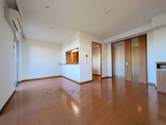 対面式キッチンを中心としたリビングダイニングで家族の会話が弾みそうです。リビングは広々とした設計で、家族が集い、寛ぐ暮らしの空間を演出しています。