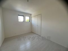 明るい洋室です。ナチュラル色のフローリングで開放的な優しい雰囲気になっています＾＾ベッドや机、ＴＶを置いてもゆとりのある広さです。