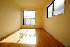 住む人のこだわりを活かす洋室＾＾日当たりがよく、寝室としての利用もおすすめ。広めのクローゼットもあり荷物もすっきり片付けれ、ゆとりのある暮らしが出来ます＾＾