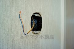 給湯器リモコンはキッチン横からボタンひとつで操作が楽々。通話ボタン付きでお子様とも会話ができて安心です。