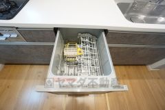 家事の時間が短縮できる食器洗浄乾燥機付。後片付けもラクラクです。 食器を洗う手間が減るので家族とのコミュニケーションの時間や自分の時間が増えますね。