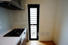 同仕様写真。生ごみの仮置きに重宝する勝手口付きのキッチン＾＾　生ごみの臭いに悩まされることがなくなりますね。