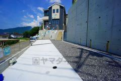 カースペースは2台付き。ご夫婦で1台づつ所有できます＾＾ 前面道路は交通量が少なく小さなお子様がいるご家庭も安心です＾＾