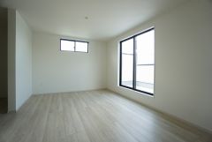 主寝室としてお使いいただけそうなこちらのお部屋は、日当たりが良く、爽やかな風を感じて起きる朝は、快適生活の始まりに。
