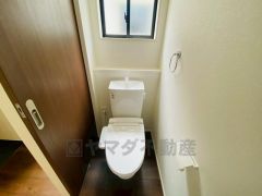 ウォシュレット付トイレです。節水機能もあるので、安心して使えますね。