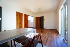 全居室にはたっぷり収納できる大型クローゼットを設置しています。窓には断熱性・保温性にすぐれ、省エネ効果のあるペアガラスを採用。冬には結露を防止します。