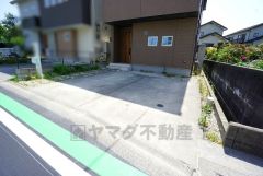 カースペースは停めやすい並列駐車2台付き。