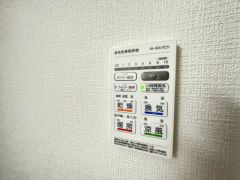 浴室暖房乾燥機には、暖房、乾燥、涼風、換気の4つの機能が付いています。タイマー付きです。