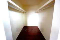 ウォークインクローゼット付きの洋室。スペースも広く、毎日のコーディネートが楽しくなります＾＾