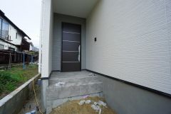 家の顔となる玄関扉がかっこいいと、たくさんの人を招き入れたくなりますね＾＾奥まって設置されており、雨にも濡れにくくなっています。