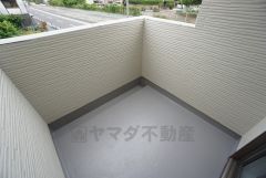 同仕様写真。お洗濯物を干すスペースとしても十分な広さがあります。  お天気の良い日はお洗濯物がよく乾きそうな日当たり良好のバルコニー