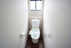 ウォシュレット付トイレです。節水機能もあるので、安心して使えますね。もちろん、1階2階の2ヶ所にトイレがあるので、忙しい朝にもゆとりができますね。
