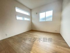 2面採光を確保した明るい室内は、風通しも良く、大変居心地の良い空間となっております。爽やかな風を感じて起きる朝は、快適生活の始まりに。