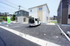 カースペースは停めやすい並列駐車3台付き。