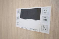 湯量・湯温の設定、そして保温までワンタッチのフルオートバス。便利な追い炊き機能付きです。