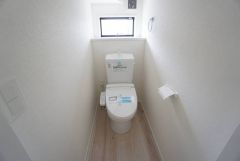 温水洗浄機付トイレです。節水機能もあるので、安心して使えますね。もちろん、1階2階の2ヶ所にトイレがあるので、忙しい朝にもゆとりができますね。
