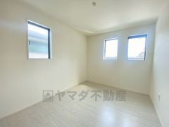 全居室にはたっぷり収納できる大型クローゼットを設置しています。窓には断熱性・保温性にすぐれ、省エネ効果のあるペアガラスを採用。冬には結露を防止します。