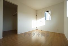 同仕様写真。住む人のこだわりを活かす洋室＾＾日当たりがよく、寝室としての利用もおすすめ。広めのクローゼットもあり荷物もすっきり片付けれ、ゆとりのある暮らしが出来ます＾＾