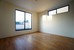 同仕様写真。木目調のシンプルデザインで落ち着きと安らぎの空間に仕上げています。各部屋に収納が完備されているので、お荷物が多くなっても安心の設計です。