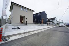 前面道路は交通量が少なく小さなお子様がいるご家庭も安心です＾＾ カースペースは停めやすい並列駐車2～3台駐車できます＾＾（停め方によって）