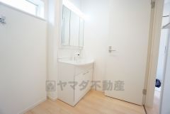 レバーシャワーで引き出して使用できます。収納も一体型になっているので、ドライヤーやヘアアイロンの置き場に困りませんね。