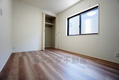 同仕様写真。全居室にはたっぷり収納できるクローゼットを設置しています。窓には断熱性・保温性にすぐれ、省エネ効果のあるペアガラスを採用。冬には結露を防止します。